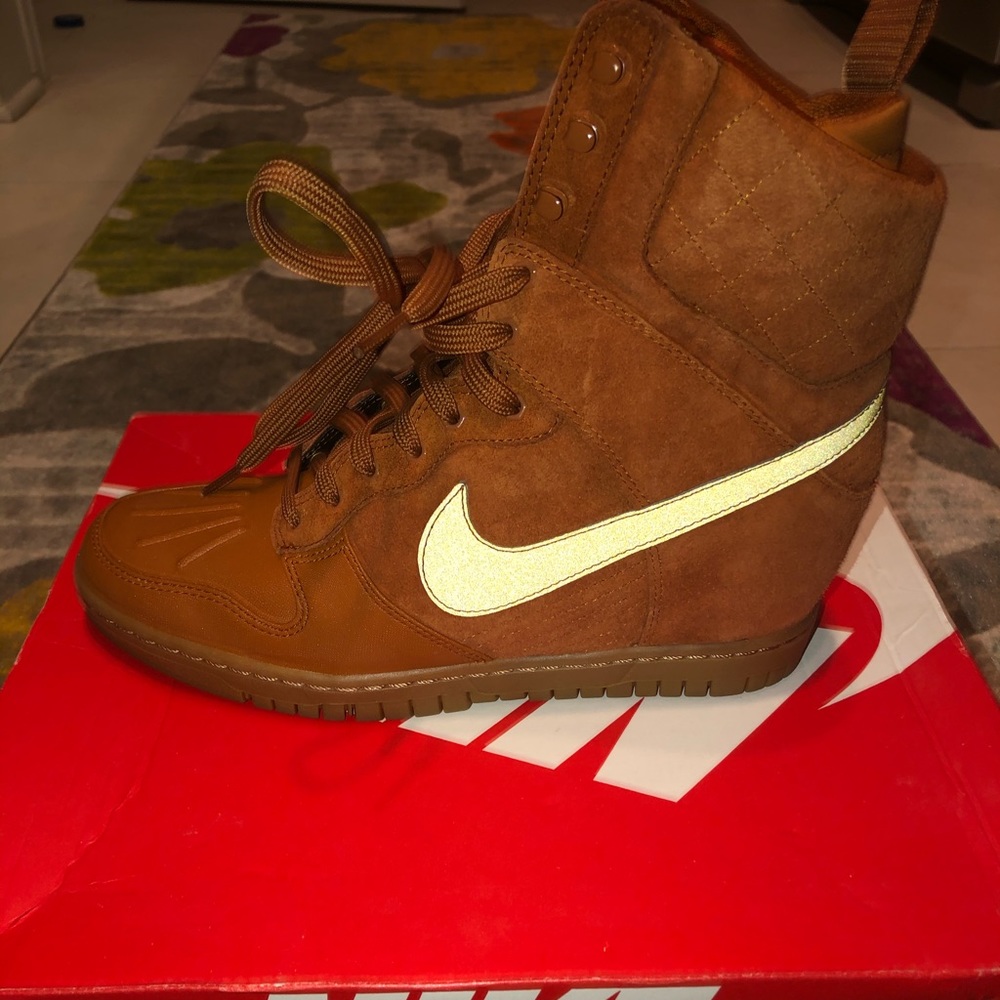 Nike women’s dunk sky hi snkrbt